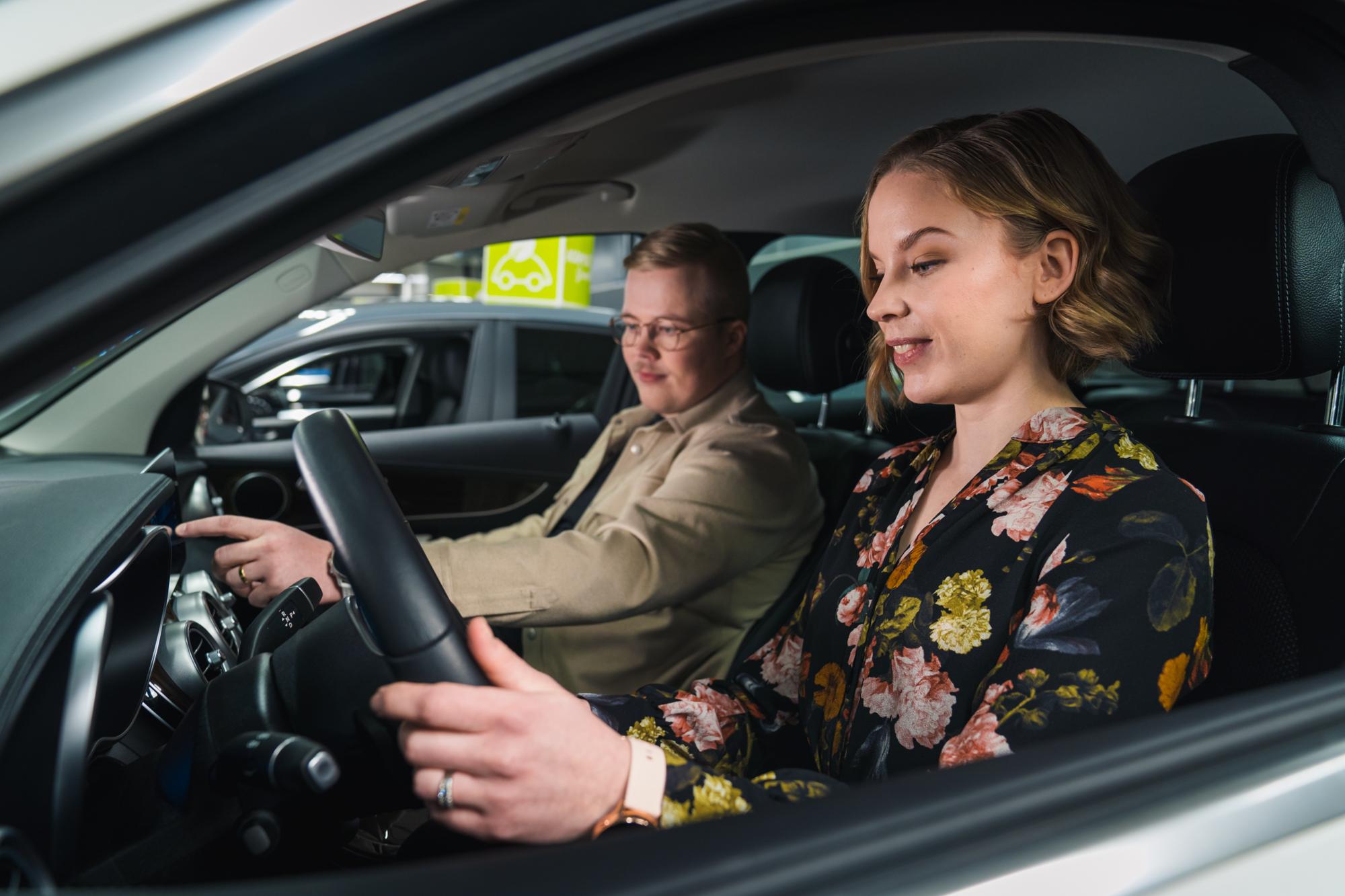 Ratin takana vai kartturin penkillä? Yli puolet suomalaisista on mieluiten kuskina omassa autossaan