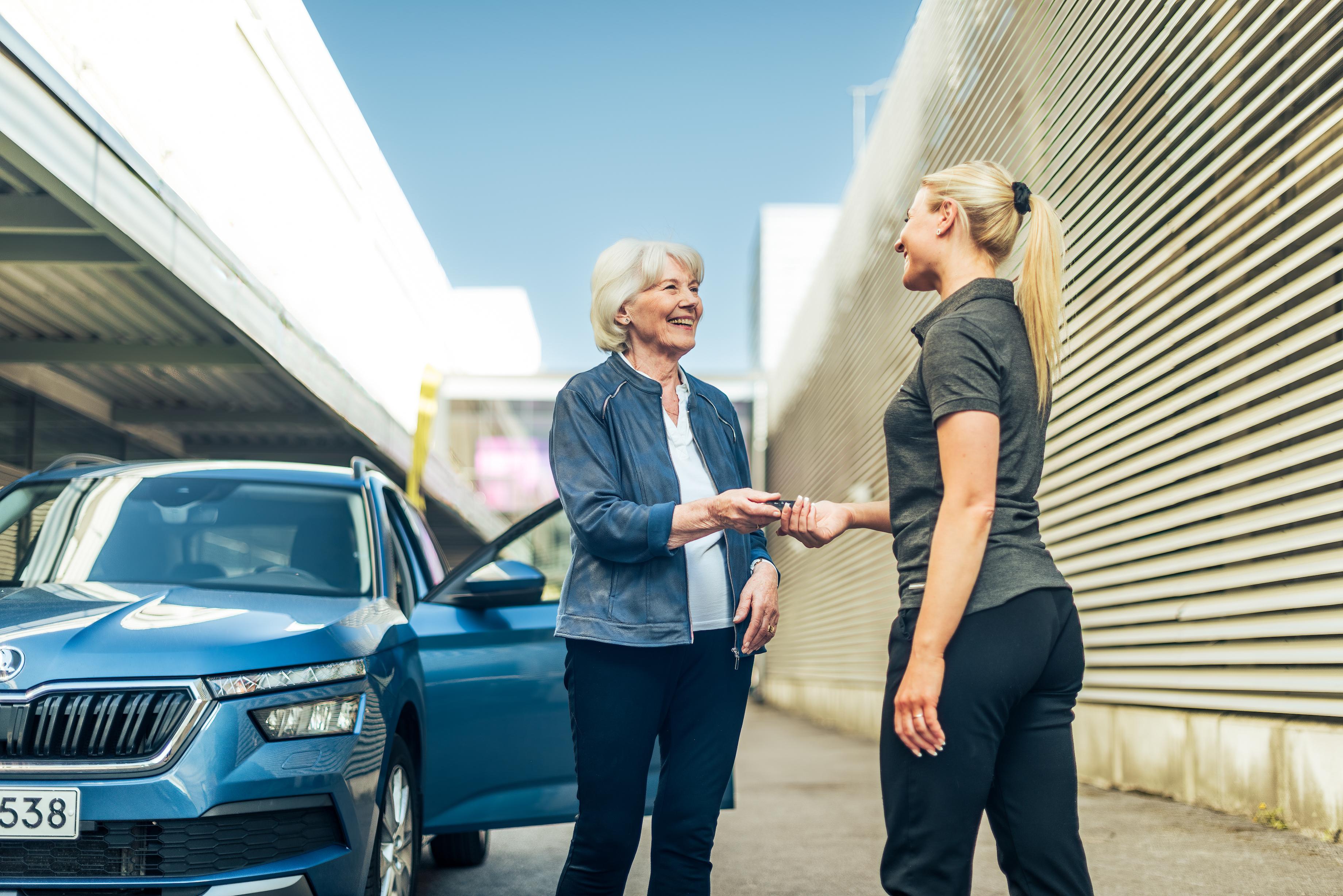 Auton myynti autoliikkeelle: vinkkejä ja ohjeita